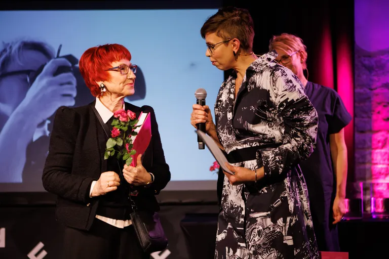 Anu Välja intervjueerib Lydia Rahulat (73), kes on üks raamatu kangelannadest. Raamatu «Aeg. Teekond nimega Naine» esitluse pidu.
