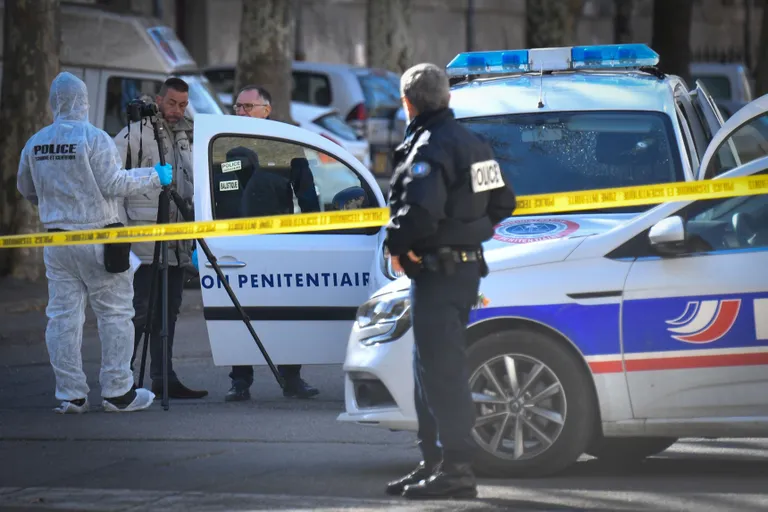 Prantsuse kriminalistid uurimas Tarasconi kohtumaja juures juhtunut