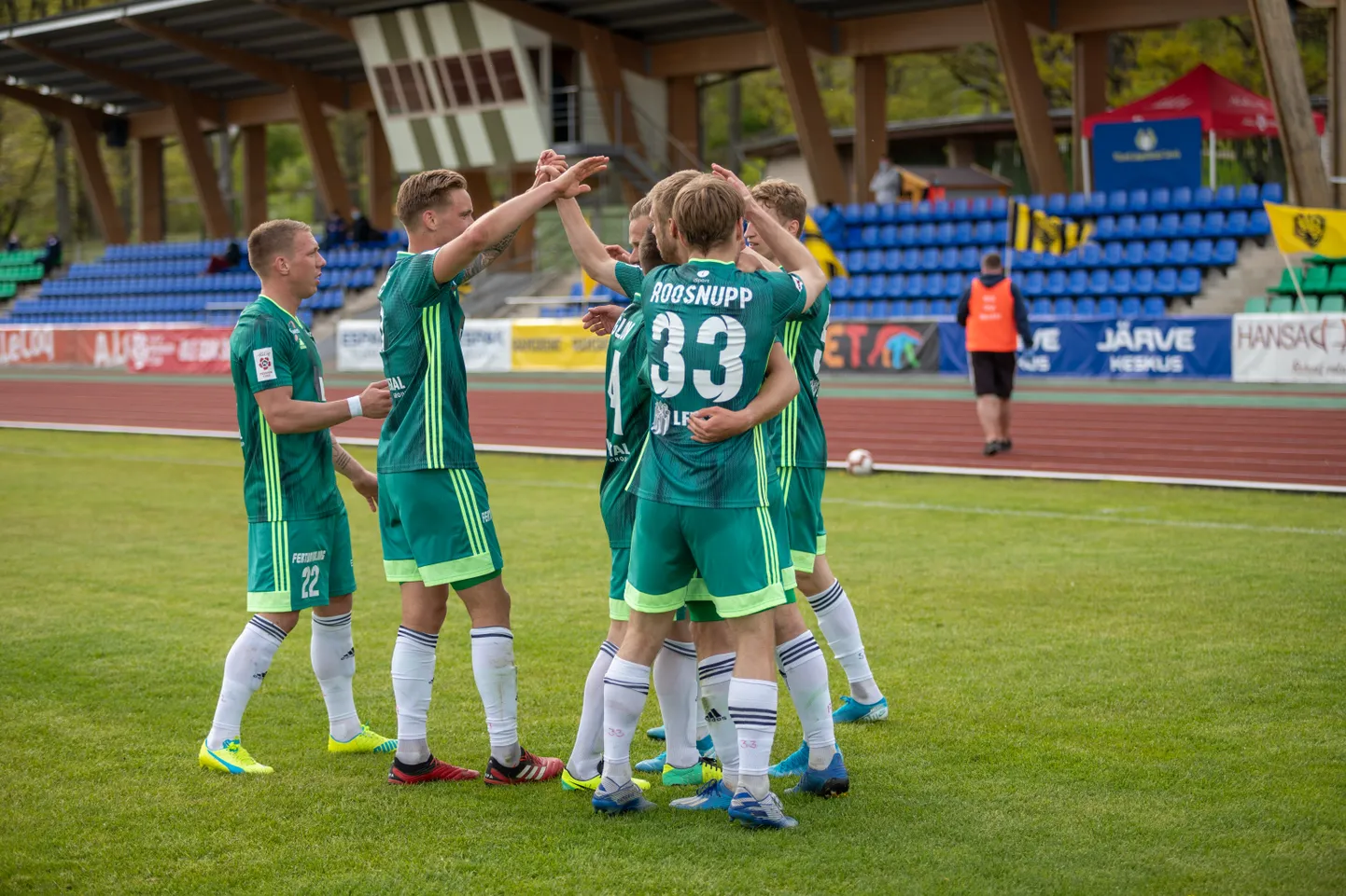 Levadia mängijad väravat tähistamas.