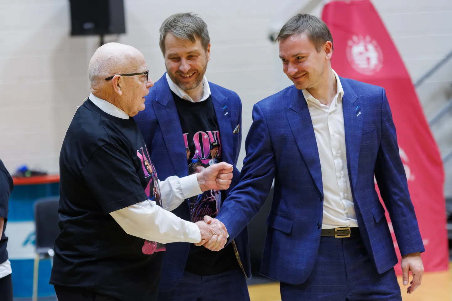 Vasakult: kunagine korvpalliliidu juht Aadu Kana, Indrek Reinbok (keskel) ja Heiko Rannula laupäeval toimunud Eesti karikafinaalis.
