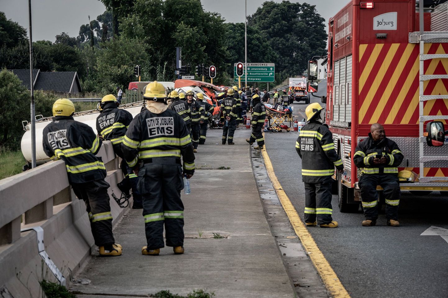 Lõuna-Aafrika parameedikud ja päästetöötajad liiklusõnnetus paigas. Foto on illustreeriv.