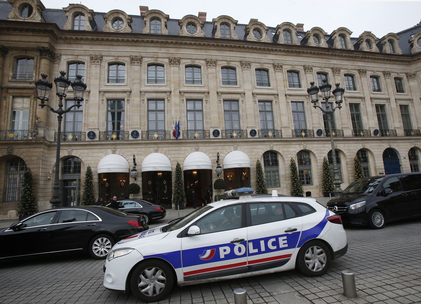 Politseiauto Pariisi Ritzi hotelli ees.