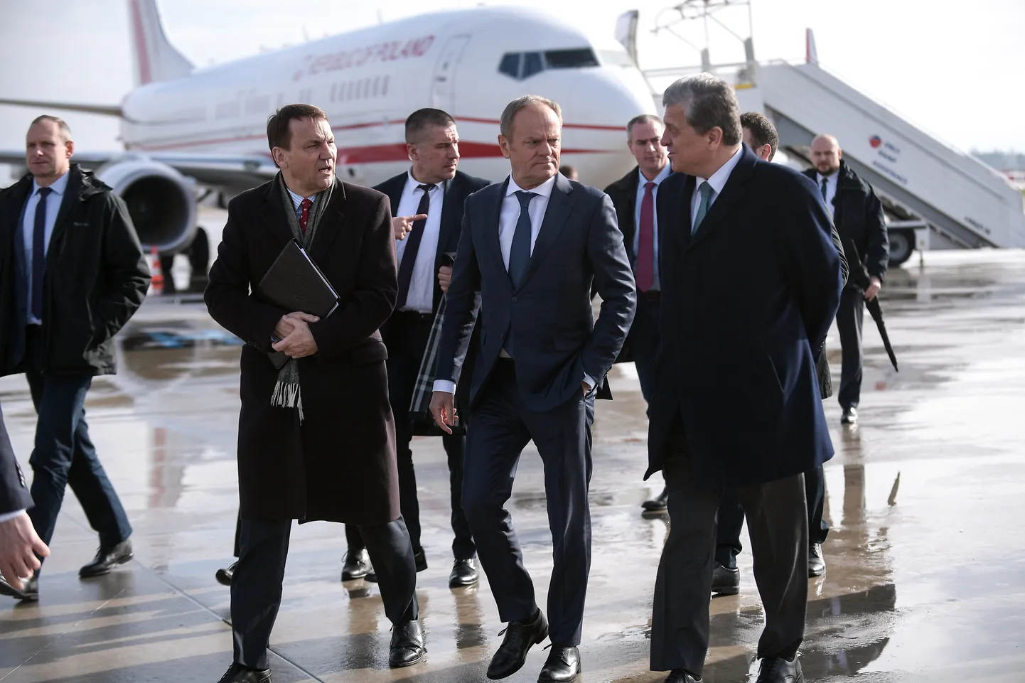 Polijas Ministru prezidents Donalds Tusks un ārlietu ministrs Radoslavs Sikorskis ierodas lidostā Parīzē, lai tiktos ar Francijas prezidentu un pēc tam dotos uz Berlīni. 2024.gada 12.februāris