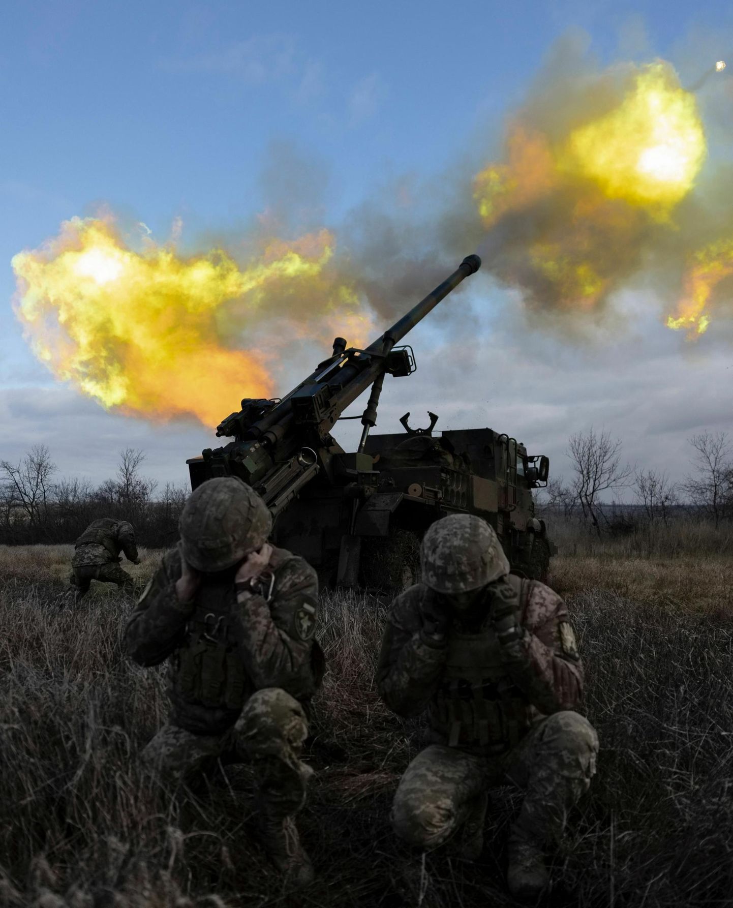 Ukraina sõjaväelased 28. detsembril tulistamas Prantsusmaalt saadud liikursuurtükist Caesar Venemaa sihtmärke Ida-Ukrainas. 