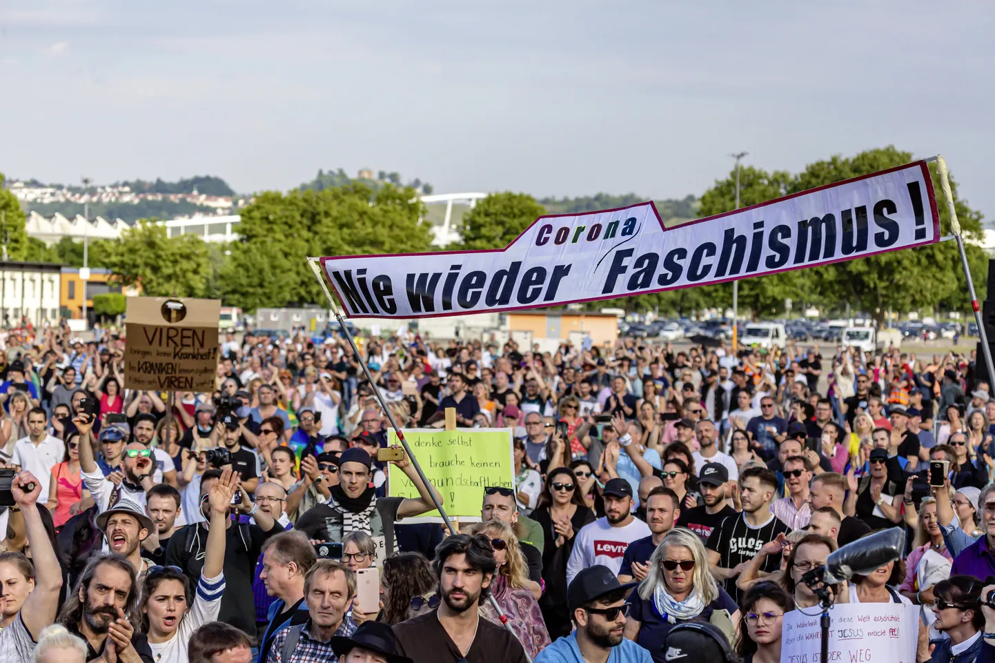 Meeleavaldajad protestivad Stuttgartis koroonapiirangute vastu.