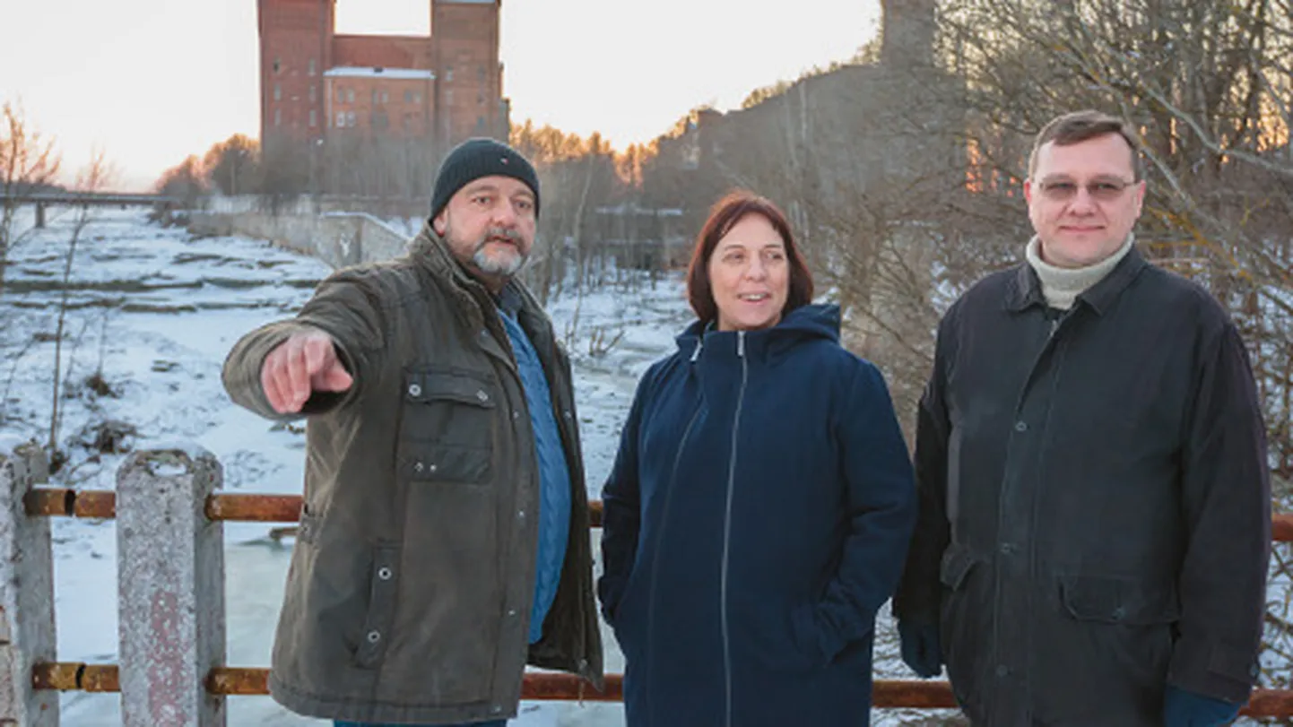 Lisaks tulevaste riigigümnaasiumide asukohtade ülevaatamisele jalutas haridus- ja teadusminister Mailis Reps eile Kreenholmi rajoonis, kuhu võidakse kolida sisekaitseakadeemia. Teejuhid olid erakonnakaaslased Mihhail Stalnuhhin ja Andrus Tamm.