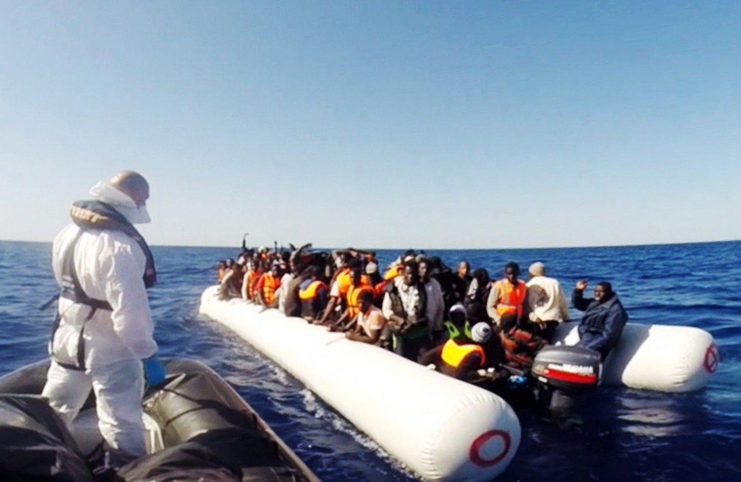 Итальянские спасатели проводят операцию по спасению беженцев в Средиземном море.