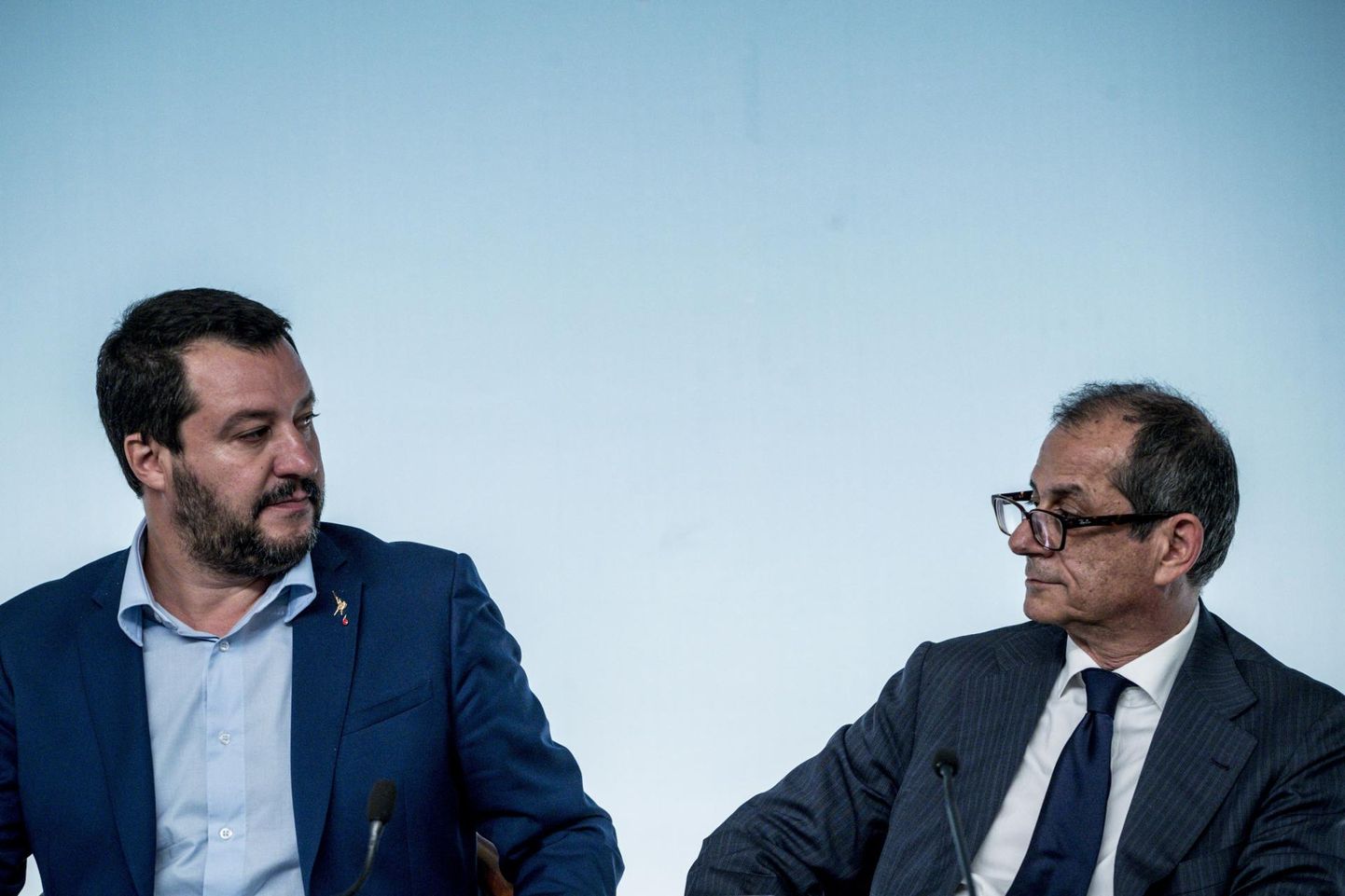 Itaalia rahandusminister Giovanni Tria (paremal) on üritanud Brüsselis siseminister Matteo Salvini sõjakust siluda.