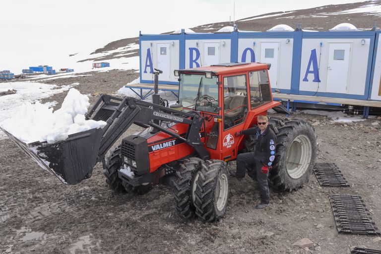 30 aastat vana ja siiani töökorras traktoriga lumetöödel.