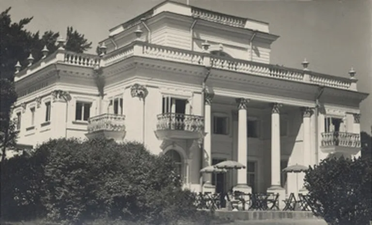 Ган построил первую в Нарва-Йыэсуу каменную виллу в итальянском стиле - "Capriccio". Во время второй мировой войны она пострадала,. Сейчас на ее месте стоит дом отдыха "Mereranna".