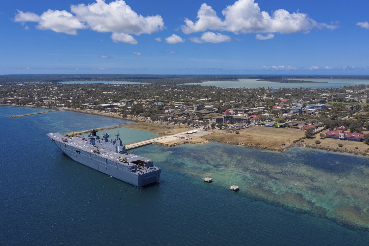 HMAS Adelaide Tonga Nuku'alofa sadamas 27. jaanuar 2022.