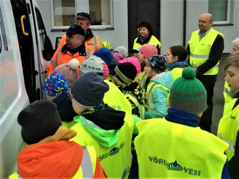 Võru lapsed käisid karjääripäeval vee-ettevõttes.