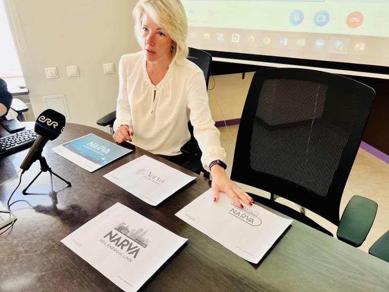 Специалист по развитию туризма из Департамента развития и экономики города Нарва Ольга Смирнова показывает взятые в работу эскизы нового нарвского логотипа.