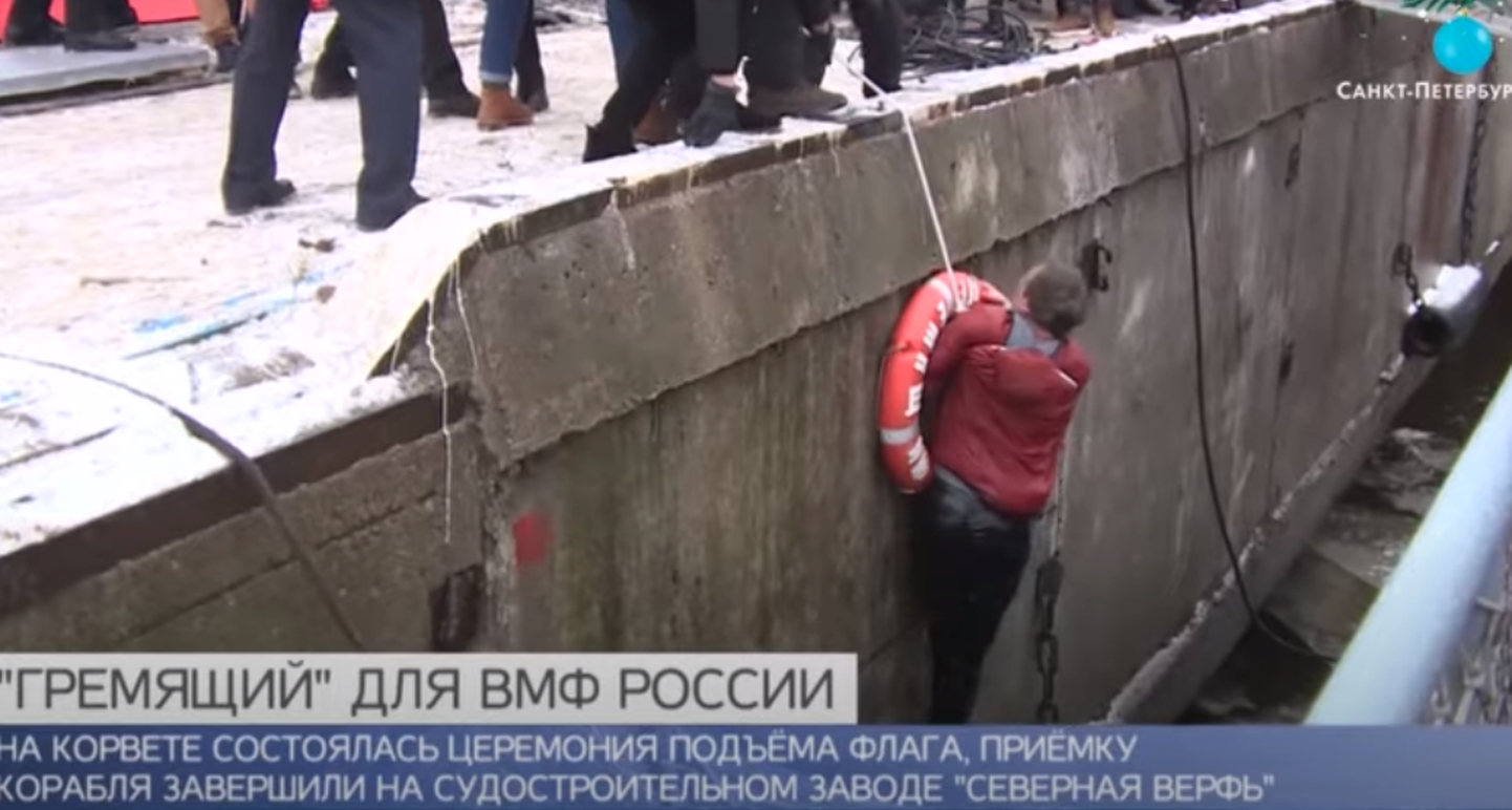 Venemaal Peterburis kukkus kaameramees sõjalaeva lipuheiskamisel üle parda