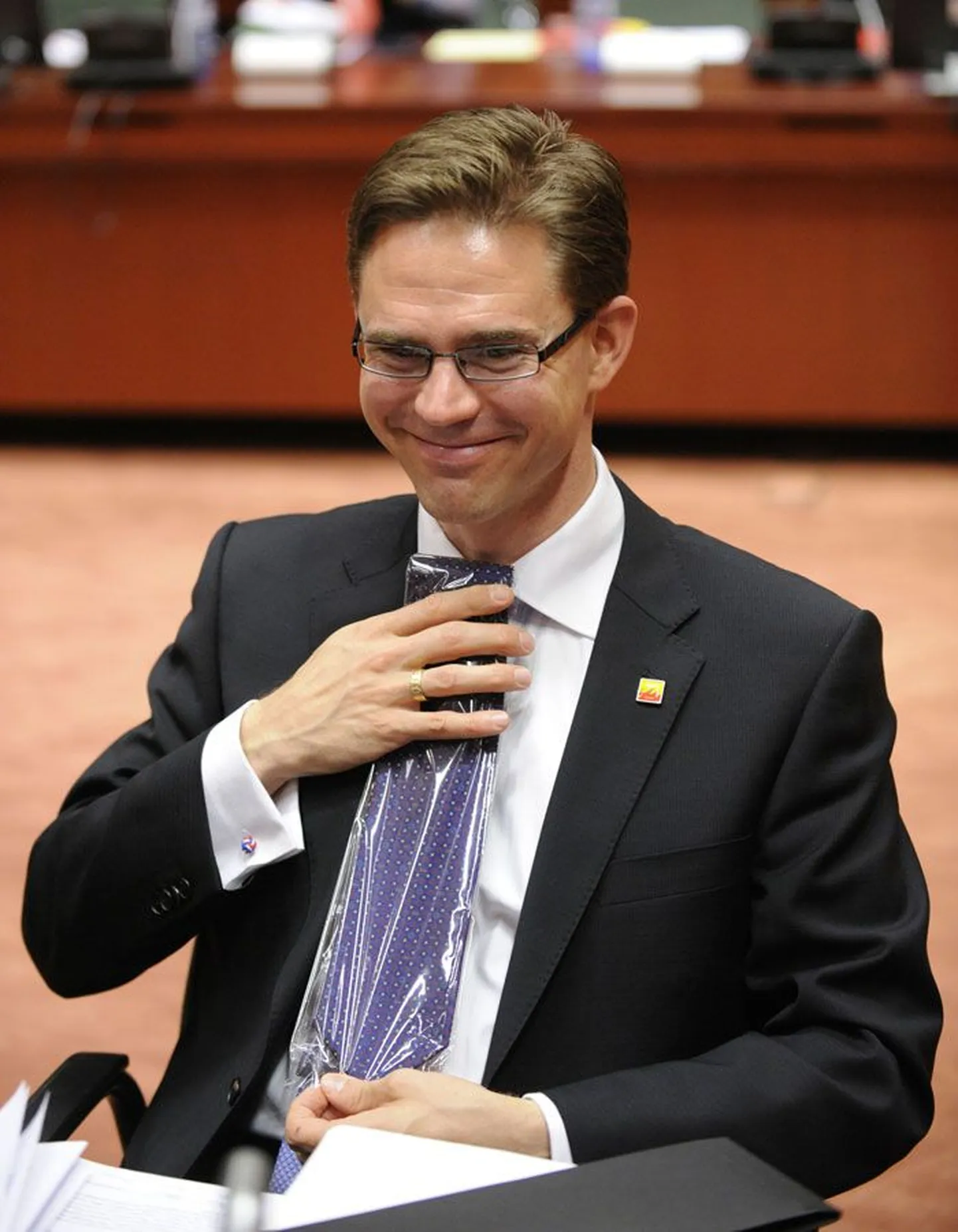 Jyrki Katainen proovib lipsu, mille Euroopa Liidu rahandus- ja majandusministrite kogunemisel kinkis ELi eesistujamaa Hispaania.
