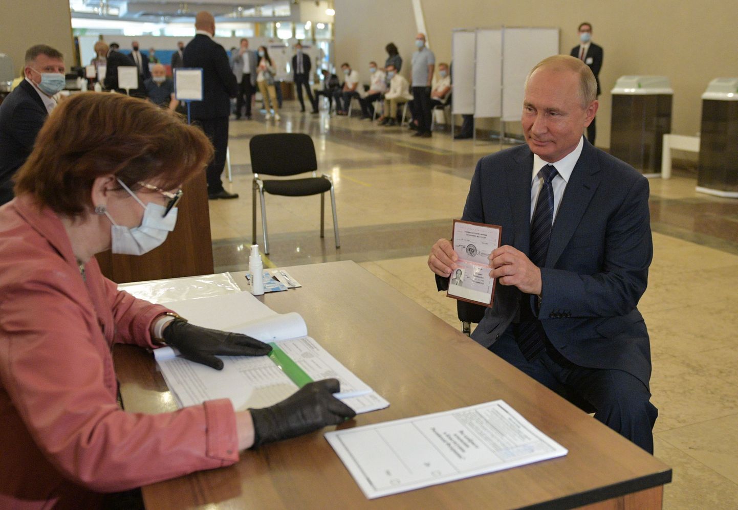Владимир Путин на избирательном участке.