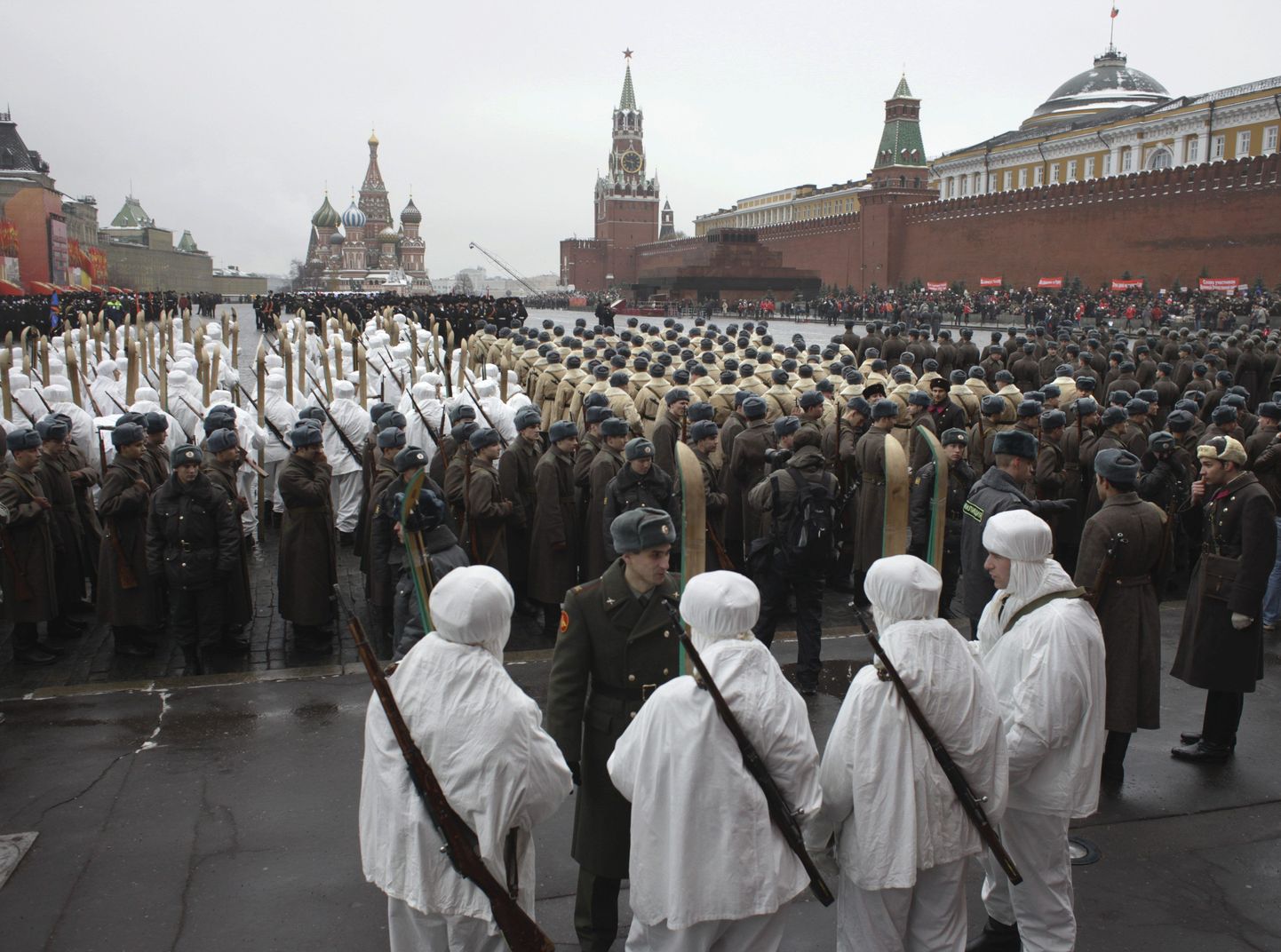 Punaarmee vorme kandvad sõdurid täna Moskvas Punasel väljakul.