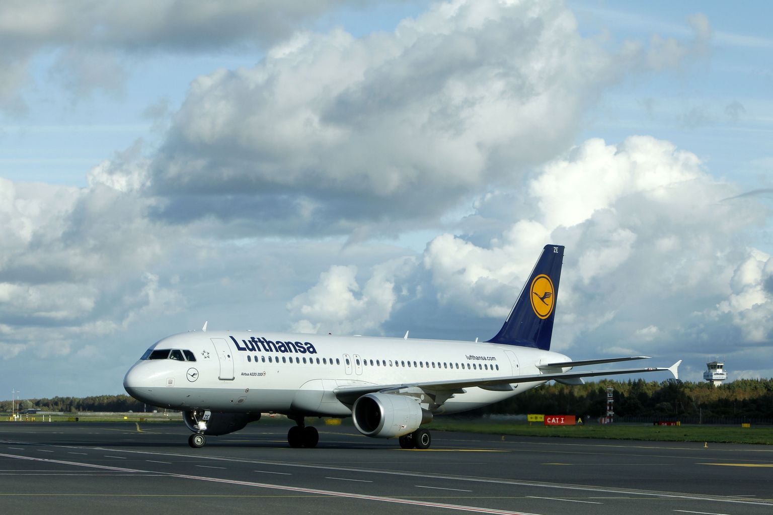 Lufthansa lennuk Tallinna lennuväljal.