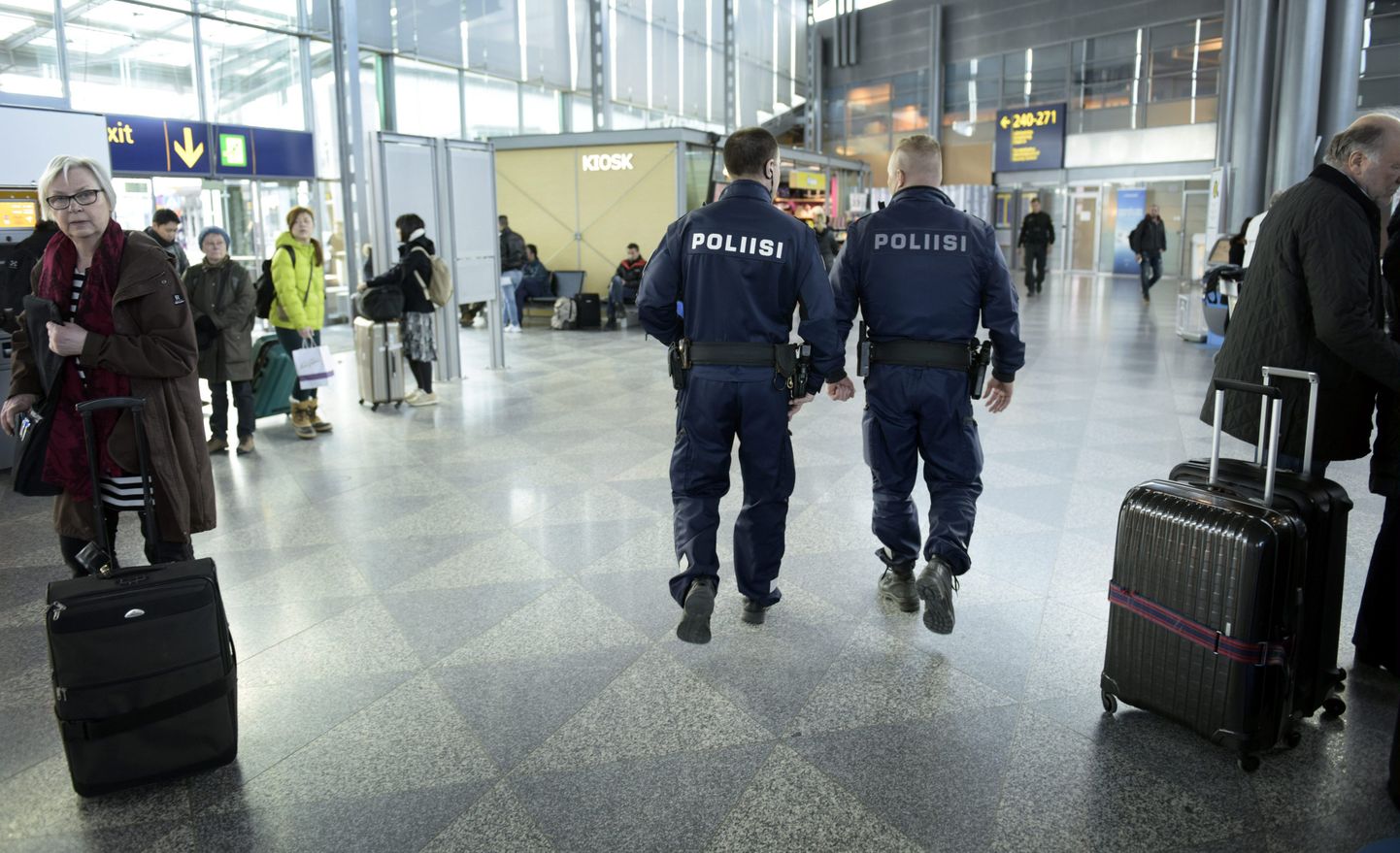 Politsei patrullimas Helsinki Vantaa lennujaamas. Käesoleva aasta märtsis toimunud Brüsseli rünnakute järgselt suurendati turvameetmeid ka Soomes.