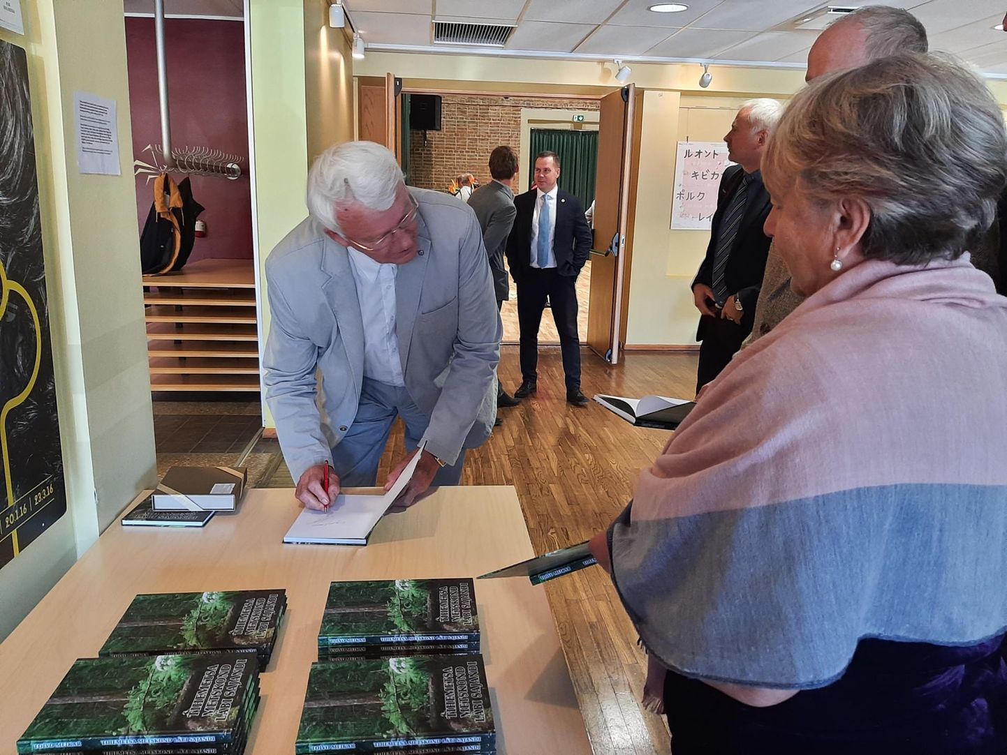 Raamatu “Tihemetsa metskond ­läbi sajandi” autor Toivo Meikar jagas Kilingi-Nõmmes ­autogramme ­neile, kes osalesid metskonna 100. aastapäeva üri­tusel.