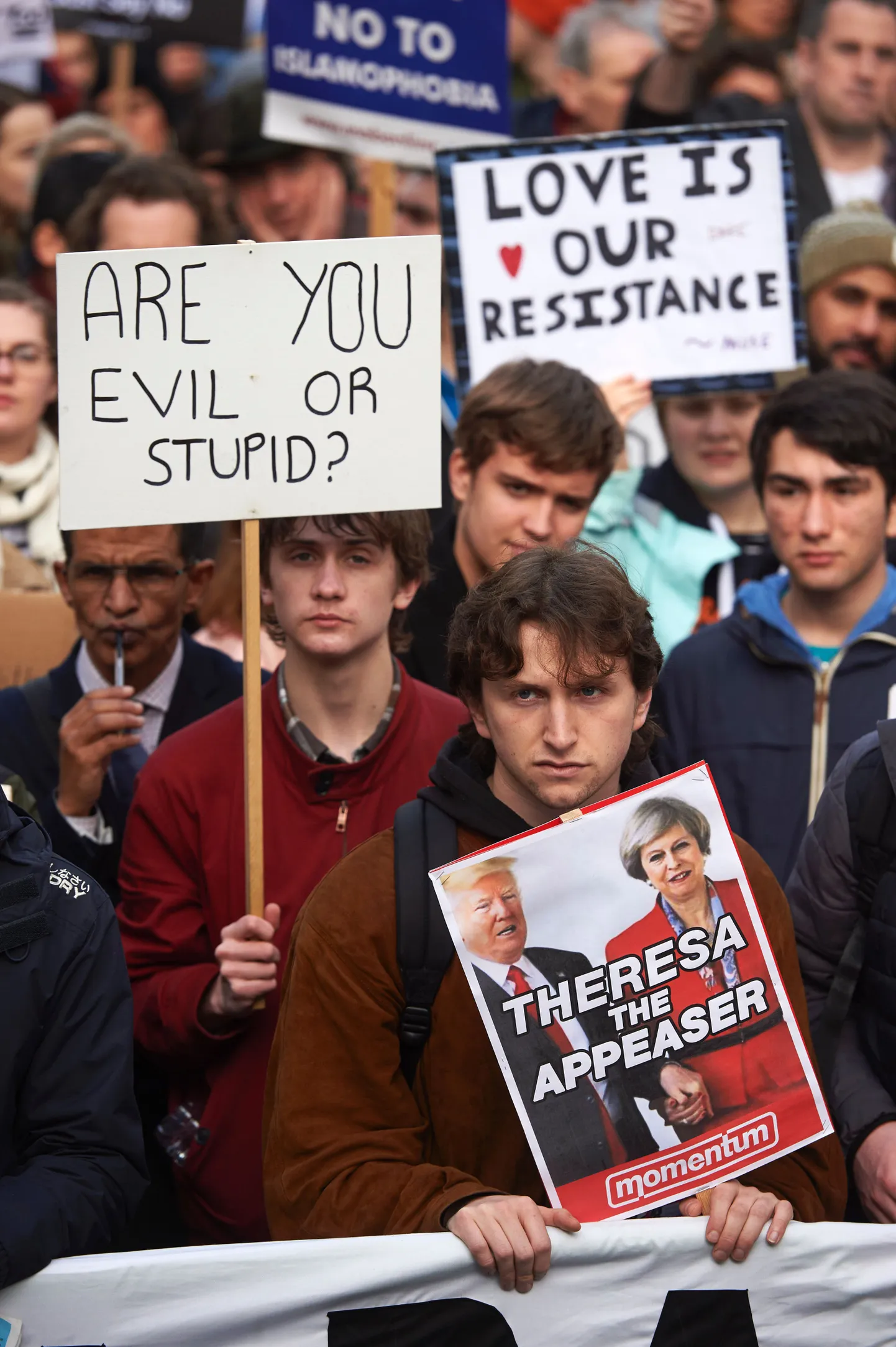 Londoni protestijad nõuavad valitsuselt Trumpi küllakutse tühistamist.