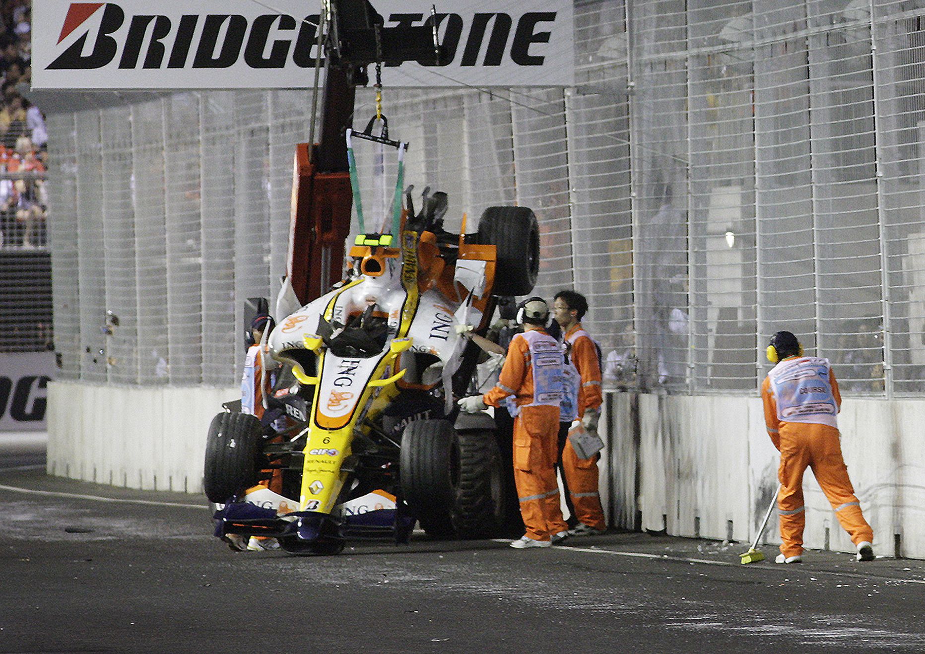 Nelson Piquet Jr on Singapuris seina sõitnud. Veel ei oska keegi selles kahtlustada midagi muud peale tavalise avarii.