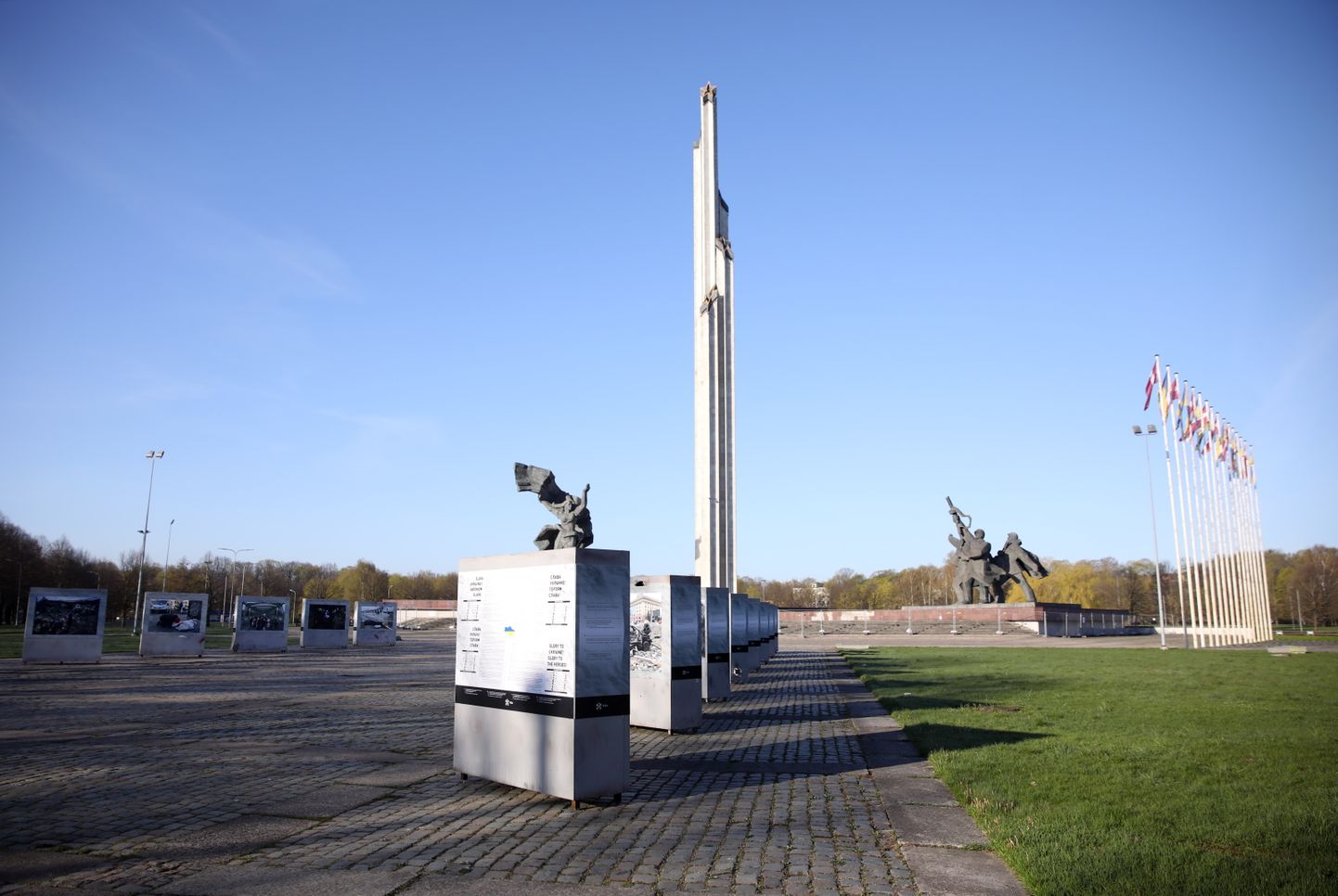 Выставка фотографий о войне в Украине у памятника в парке Победы