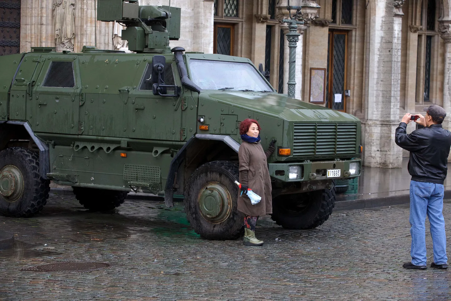 Grande Place'il ehk Brüsseli keskväljakul leidus ka inimesi, kes kasutasid võimalust endast sinna pargitud sõjaväemasinatega pilti teha.