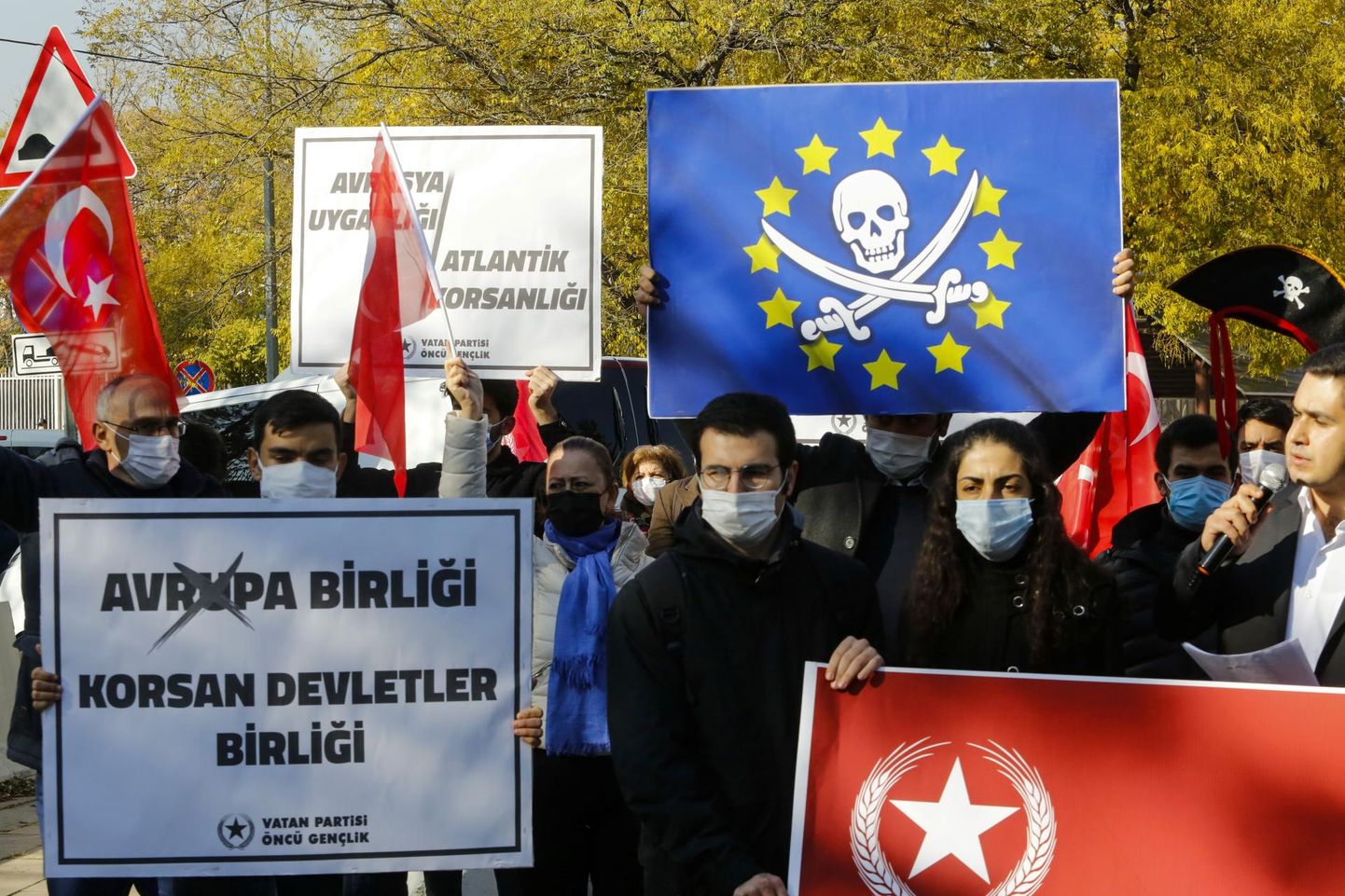 Türgi rahvuslaste ELi-vastane meeleavaldus möödunud kuul Saksa saatkonna ees Ankaras. 
