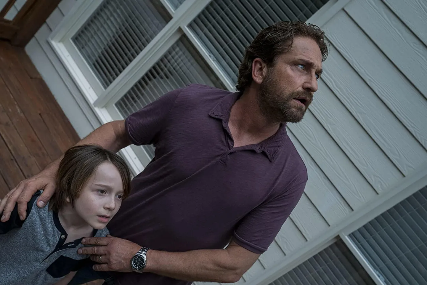 Gerard Butler (paremal) vaatab murelikult taevasse, kust ähvardab oht tema peret ja kogu inimkonda.