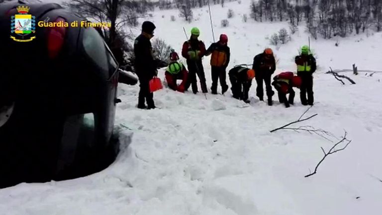Itaalia Rigopiano hotellist, mis mattus laviini alla, leiti kolm lambakoera kutsikat