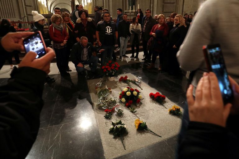 Madridis tähistati diktaator Francisco Franco surma-aastapäeva. Lillede asetamine ta hauale Langenute oru (El Valle de los Caidos) mausoleumis