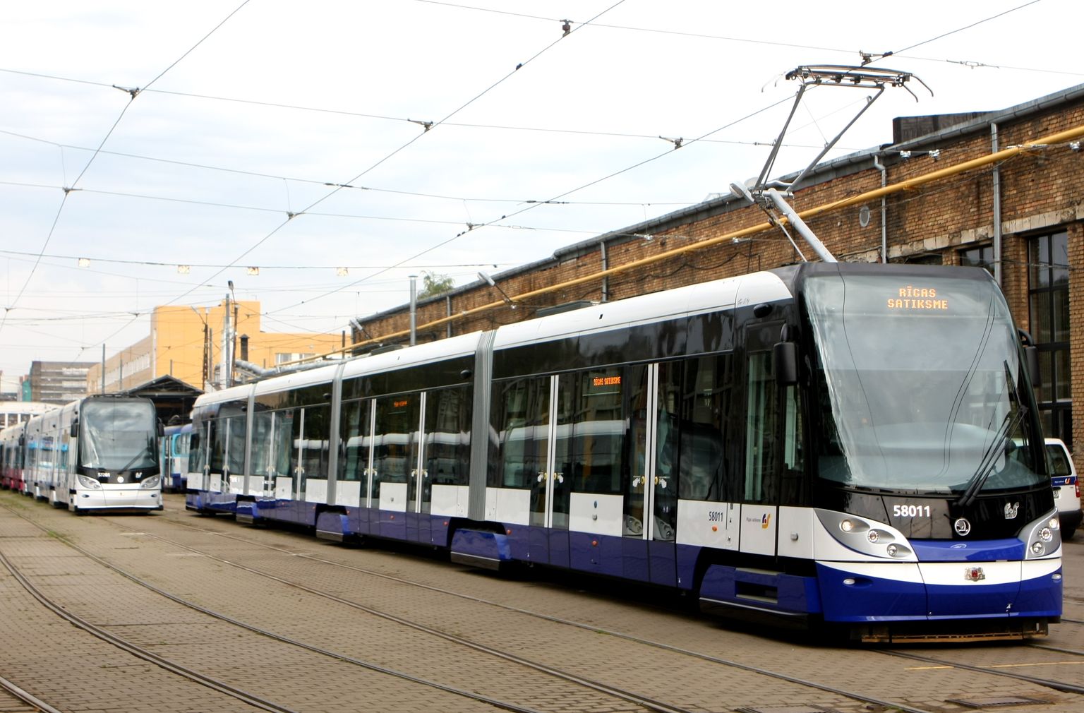 Uzņēmuma "Rīgas satiksme" pagarinātais četru sekciju zemās grīdas tramvajs, kas kursēs 6.tramvaja maršrutā, 5.tramvaju depo teritorijā.