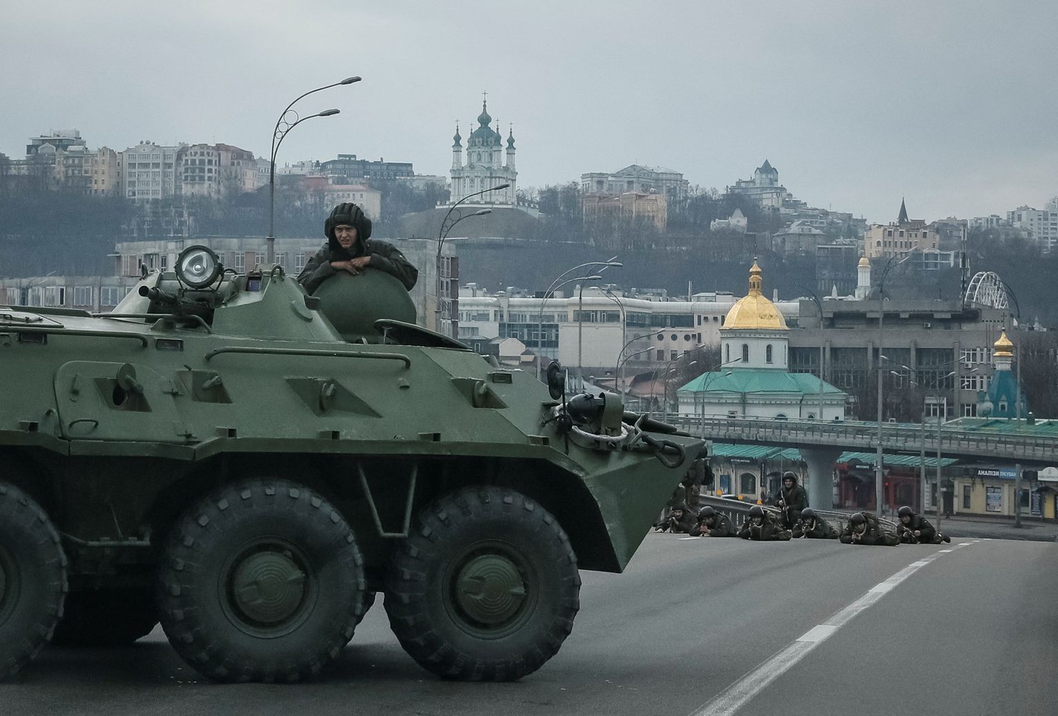 Ukraina sõjaväelased positsioonidel Kiievi kesklinnas.
