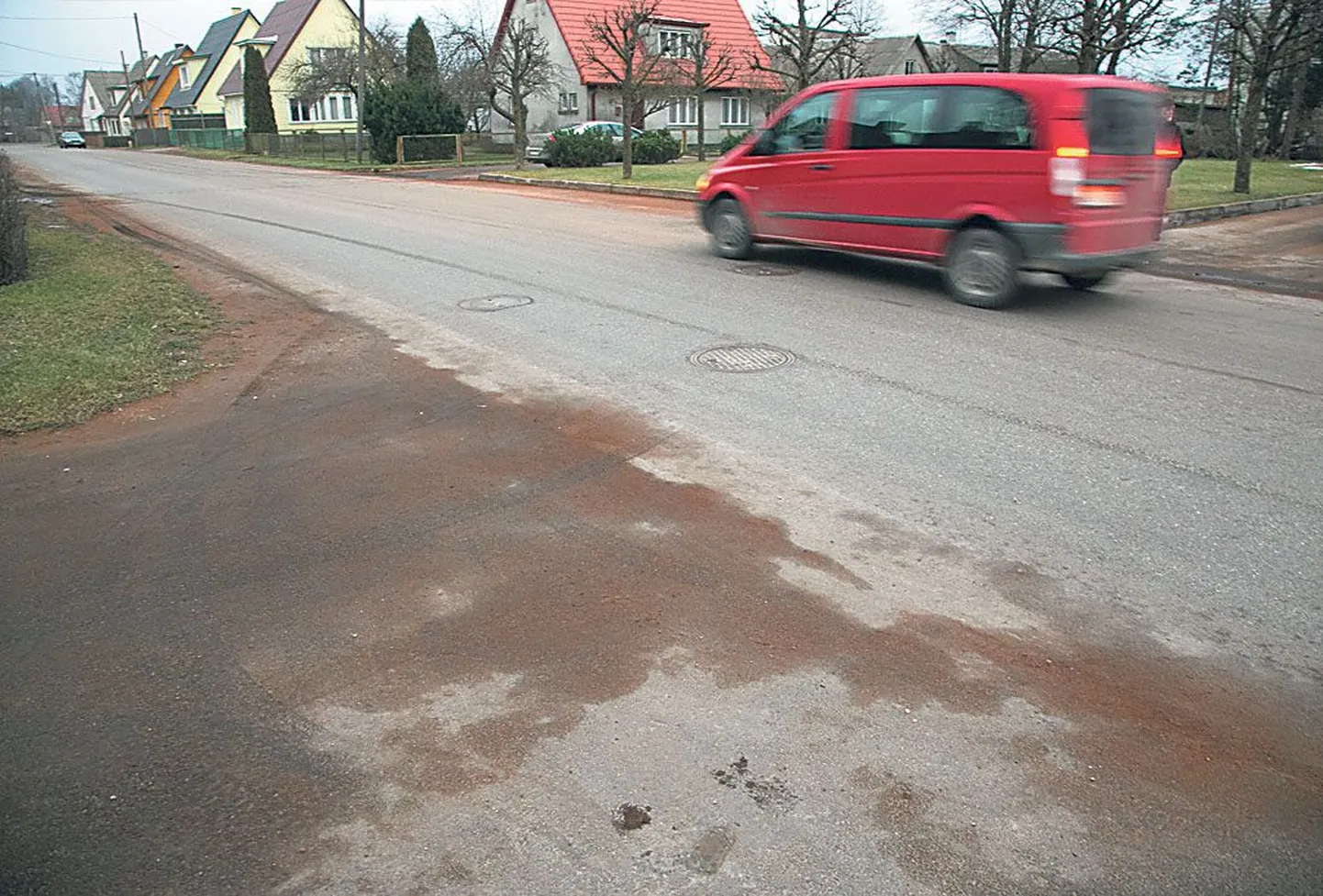 Vana-Pärnut tabas esmaspäeva hommikul ebameeldiv üllatus: Pärnu sadamast oli öise tuulega laiali lennanud turbatolmu, mis tänavaid ja õuesid kattis.