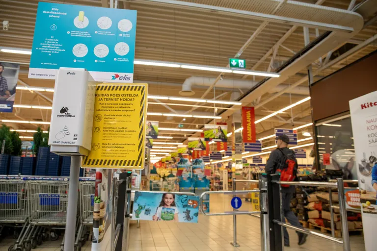 Maximas asub desojaam kärude ja korvide juures.