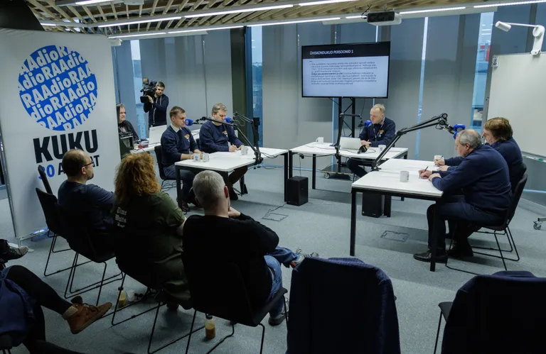 Salvestamisel istusid võistkonnad koos saatejuhi Timo Tarvega (pildil taga keskel) ja publikuga kõik ühes ruumis.