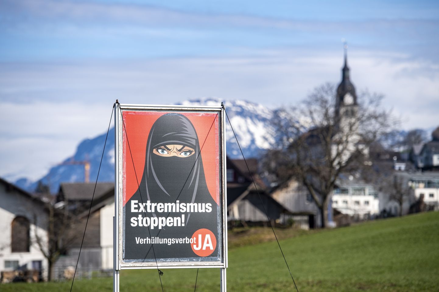 Burkakeeldu toetav plakat referendumi eel Oberdorfis Nidwaldnei kantonis.