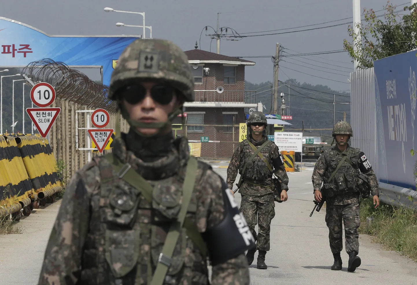 Lõuna-Korea sõdurid põhjanaabri piiri lähistel patrullimas.