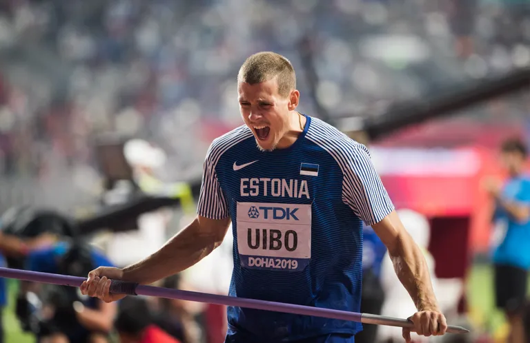 9. ala: Uibo oli sõiduvees. Avakatsel näitas eestlane 63.83 meetri pikkust odakaart, mis andis järjekordsed plusspunktid rekordigraafikuga võrreldes. Teisel katsel sai Uibo kirja 63.41 ja kolmandal 60.79. Uibo kerkis odaviske järel kümnevõistluse liidriks. Odaviskes segas Uibot haiget teinud õlg: «Ma ei olnud kolm kuud odaliigutusi teinud. Tahtsin järgmistel katsetel juurde panna, aga valu käis läbi. Päris nii kõva mees ei olnud.»