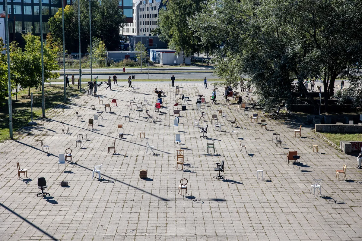 10.09.2022 Tallinn Suitsiidiennetuspäeva aktsioon Linnahalli. 186 tooli märgivad kõiki eelmisel aastal endalt elu võtnud inimesi.
