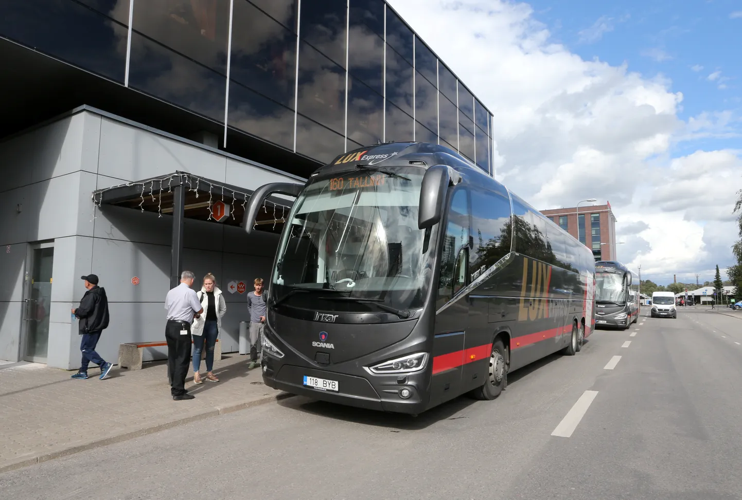 Pildil Lux Expressi buss Tartu bussijaamas.