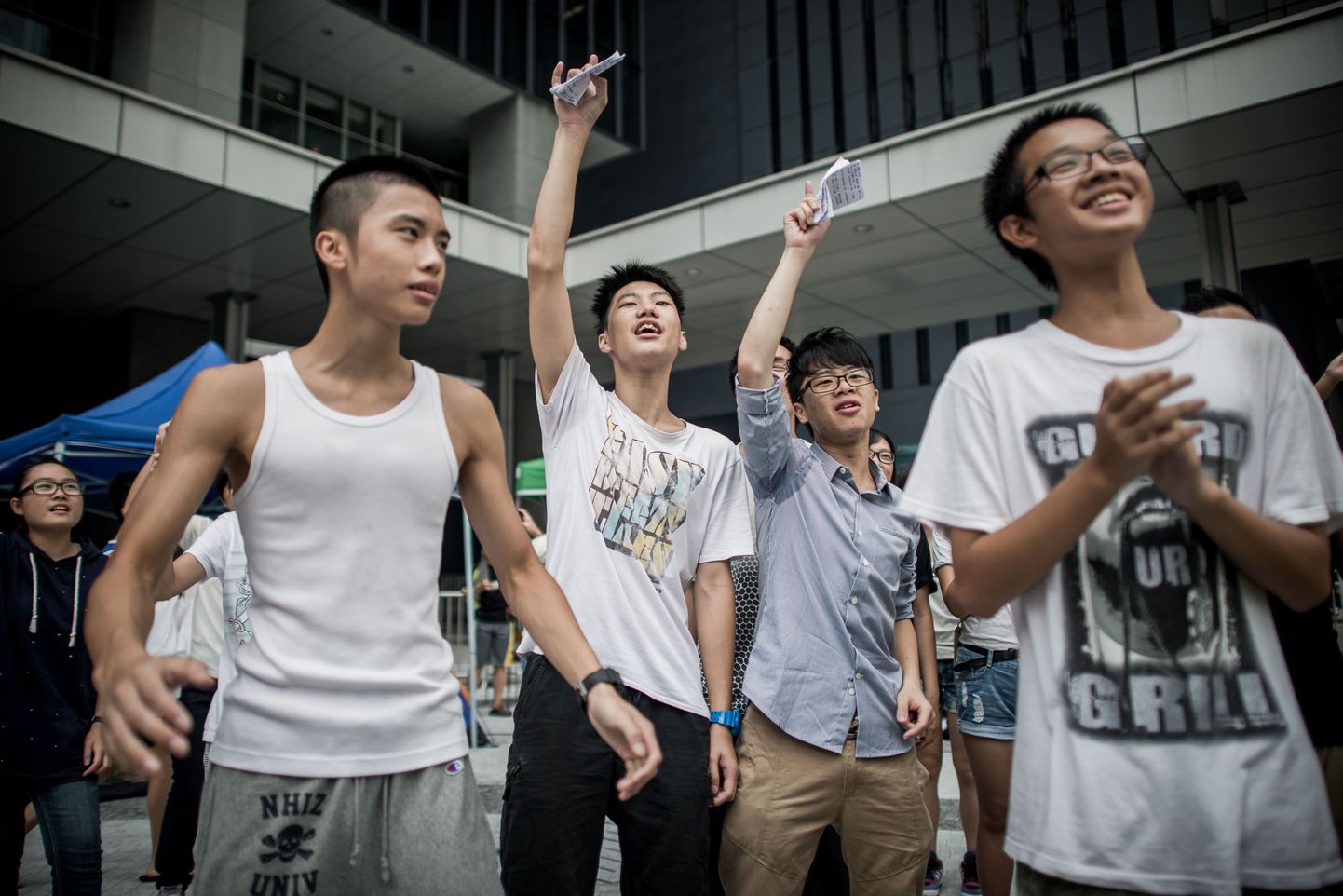 Hongkongi valitsusehoone ette kogunenud õpilased.