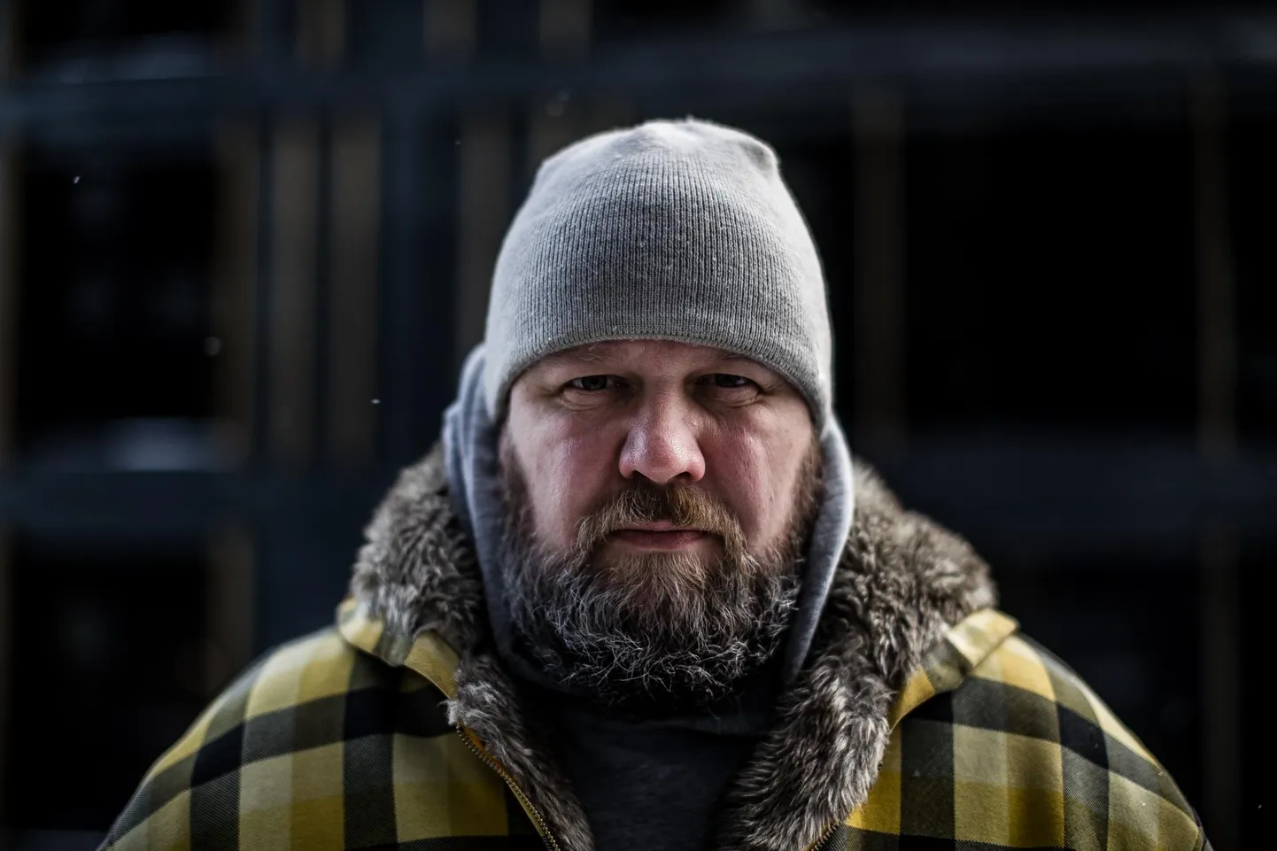 Genka ütleb otse. «Me tahame nagu mingit ühtset asja, meil on tore riik kus me kõik hoiame kätest kinni, ajame Eesti asja, laulame eestlane olen ja eestlaseks jään. Ja seal samas rivis võib mu mõlemal pool seista mees, kes oma naist tümitab! See olukord ei ole ühestki küljest normaalne.»