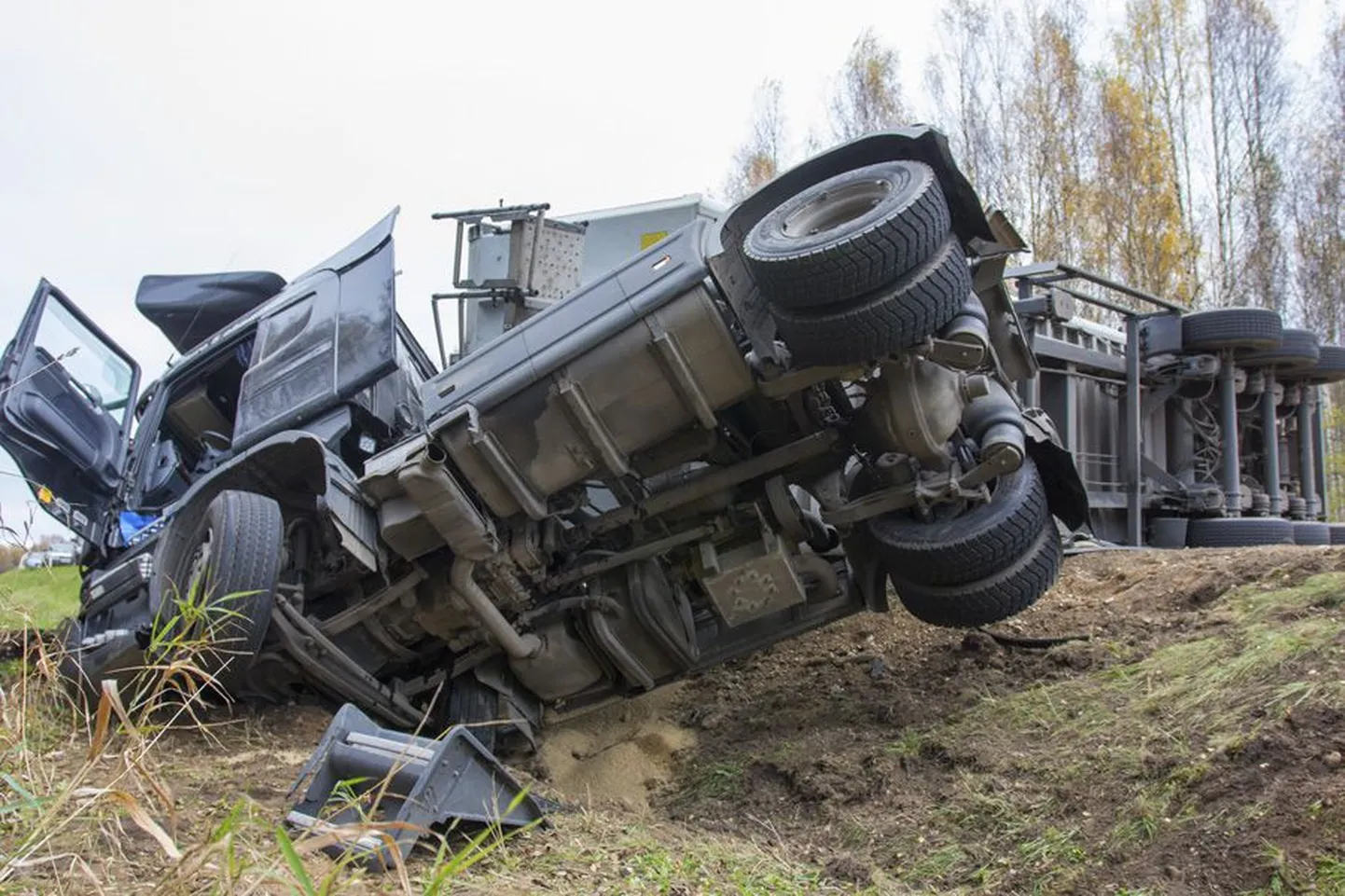 Üks eelmisel aastal Viljandimaal juhtunud avariidest: 16. oktoobril põrkasid Leie juures kokku veok ja sõiduauto.