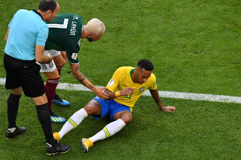 Mehhiko kaitsja Miguel Layun (vasakul) ja Brasiilia ründaja Neymar