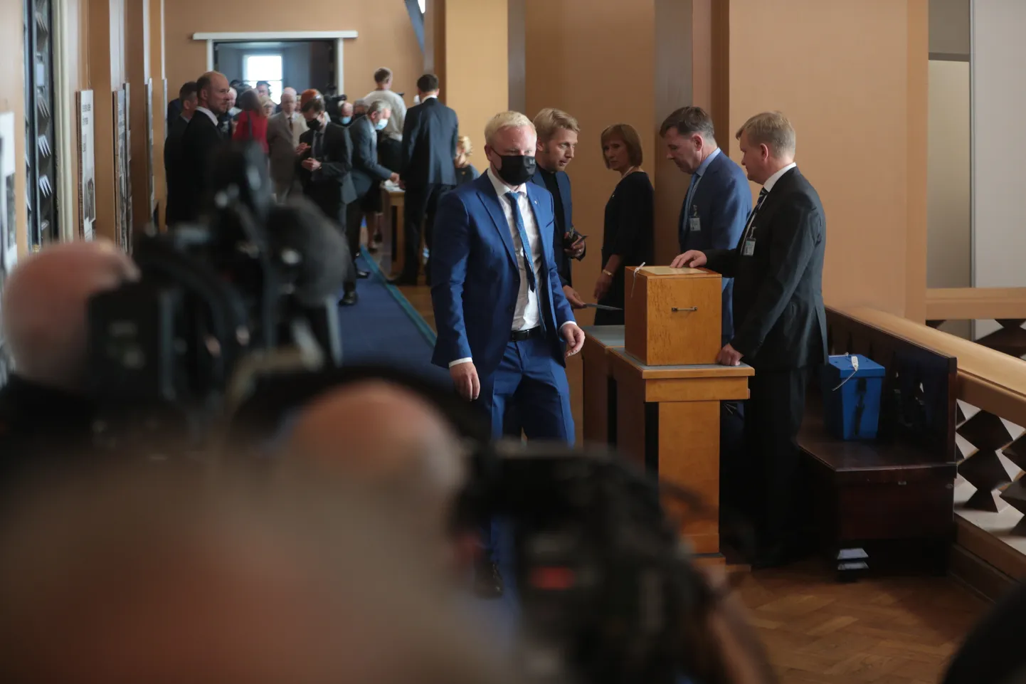 В первом туре Карису не хватило пяти голосов.