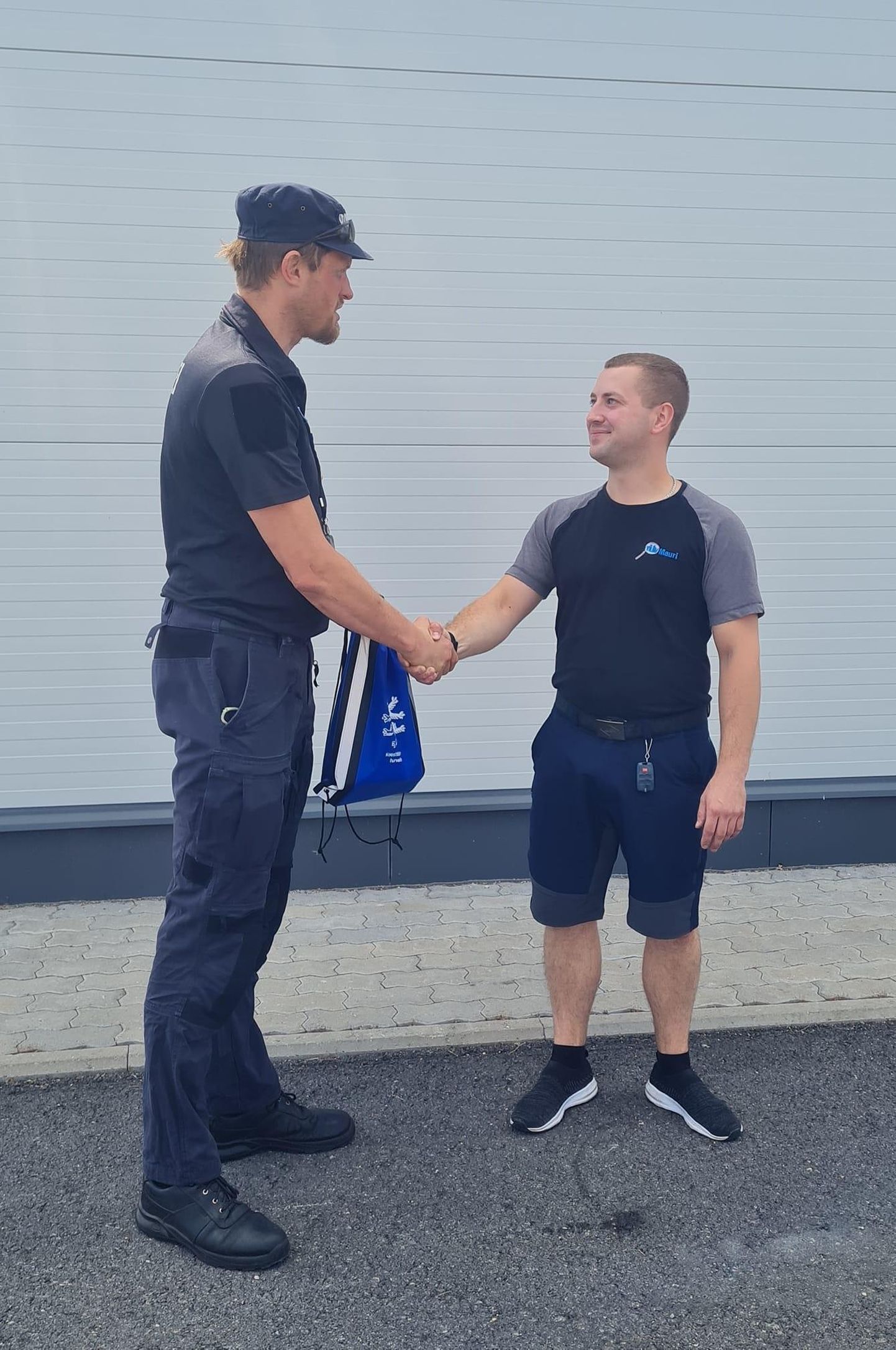 Pärnu piirkonnapolitseinik Erik Rand tänas naist aidanud Kristjanit.