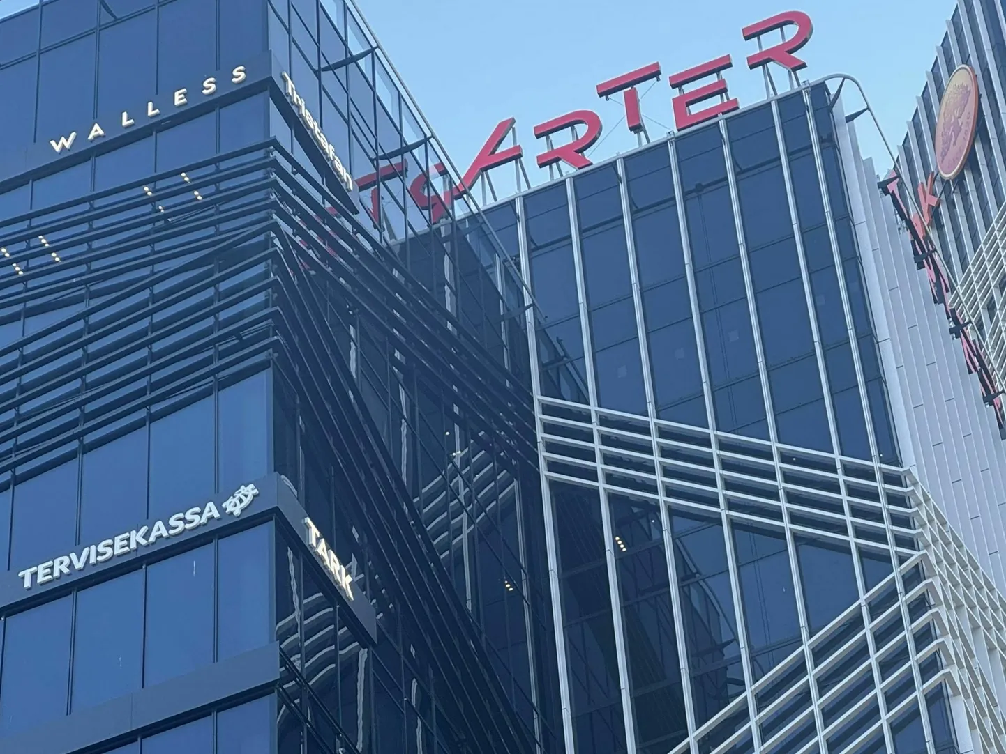 Asukohta vahetava tervisekassa logo Tallinna kesklinnas asuval uuel luksuslikul büroohoonel Arteri kvartalis.