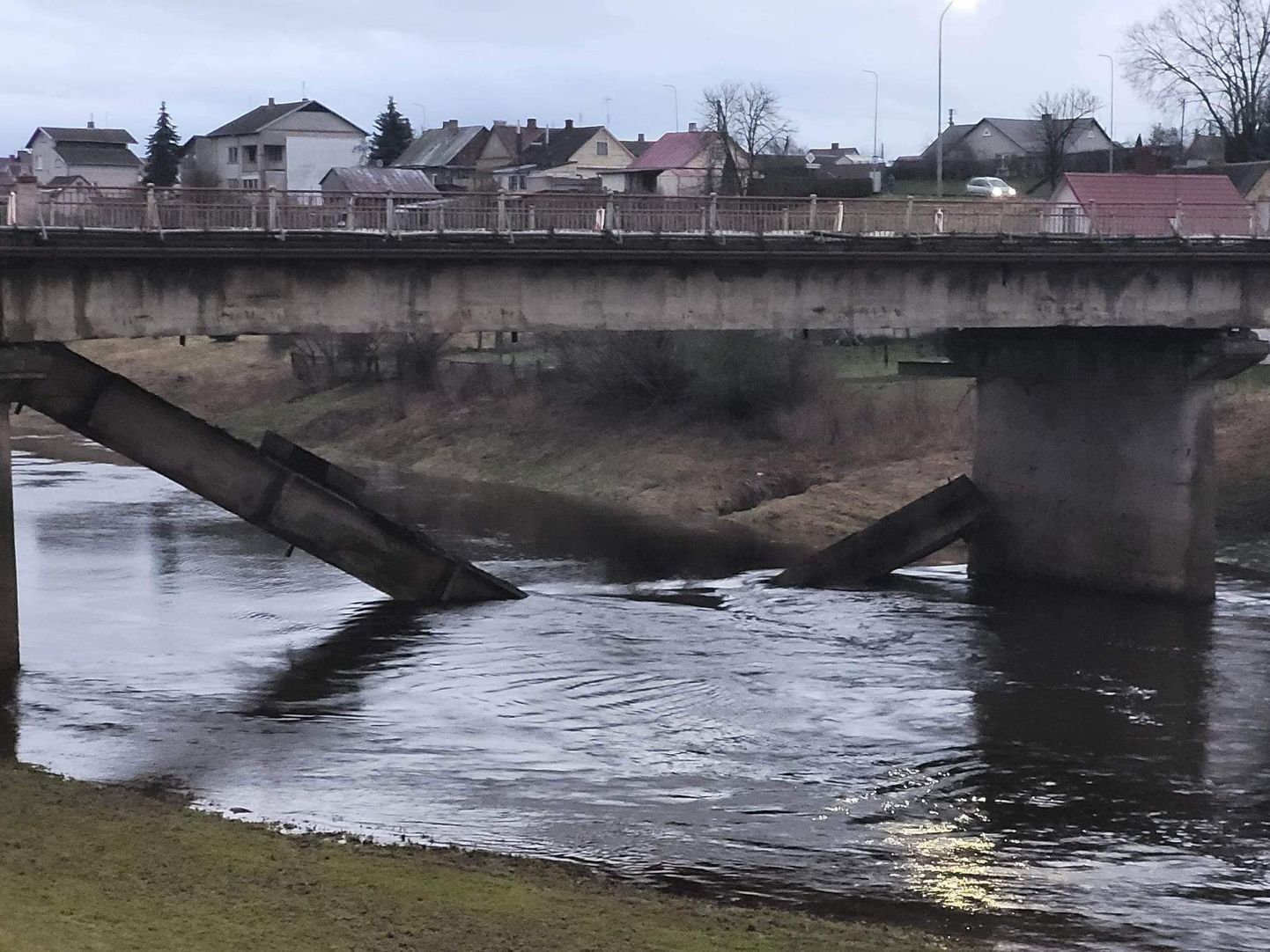 Обрушившаяся часть моста в Кедайняе, Литва